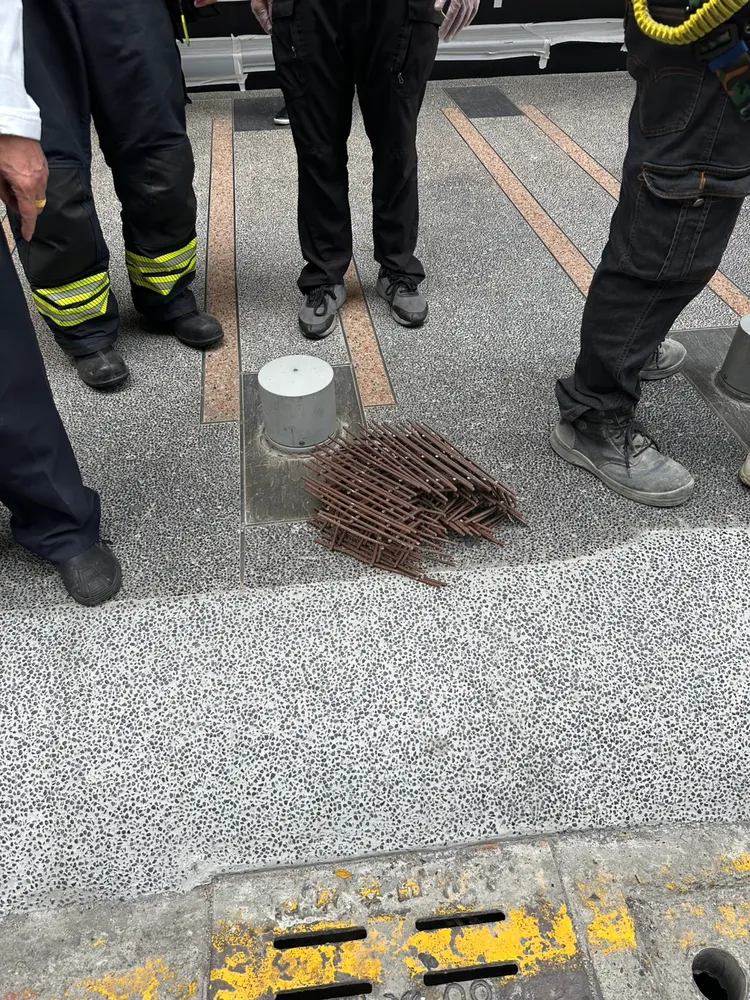 富邦建案工地24日吊掛鋼筋時，不慎掉落至路面，砸到2汽車。翻攝畫面