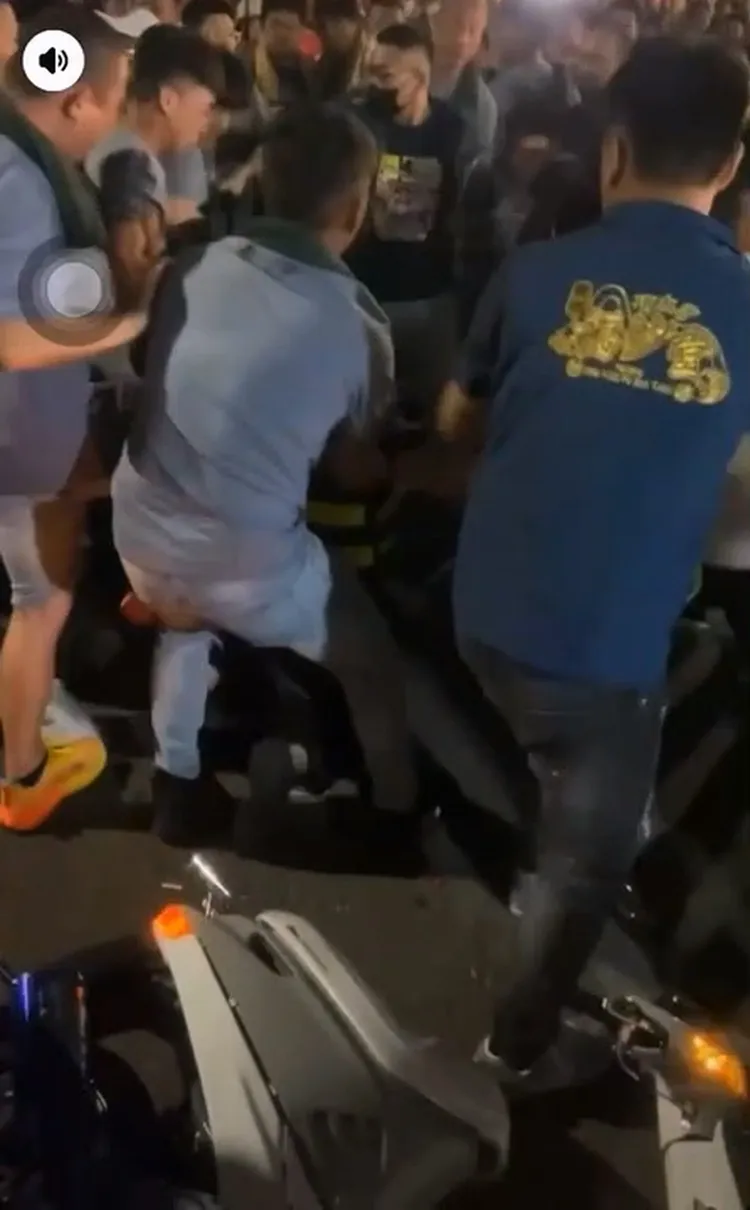 民眾要圍毆郭嫌，警員李木勝在人群中保護郭。翻攝畫面