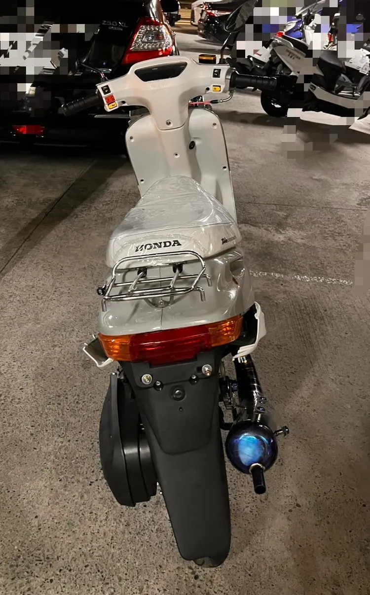 郭男騎乘輕型機車不斷以危險駕駛方式來回繞行。翻攝畫面