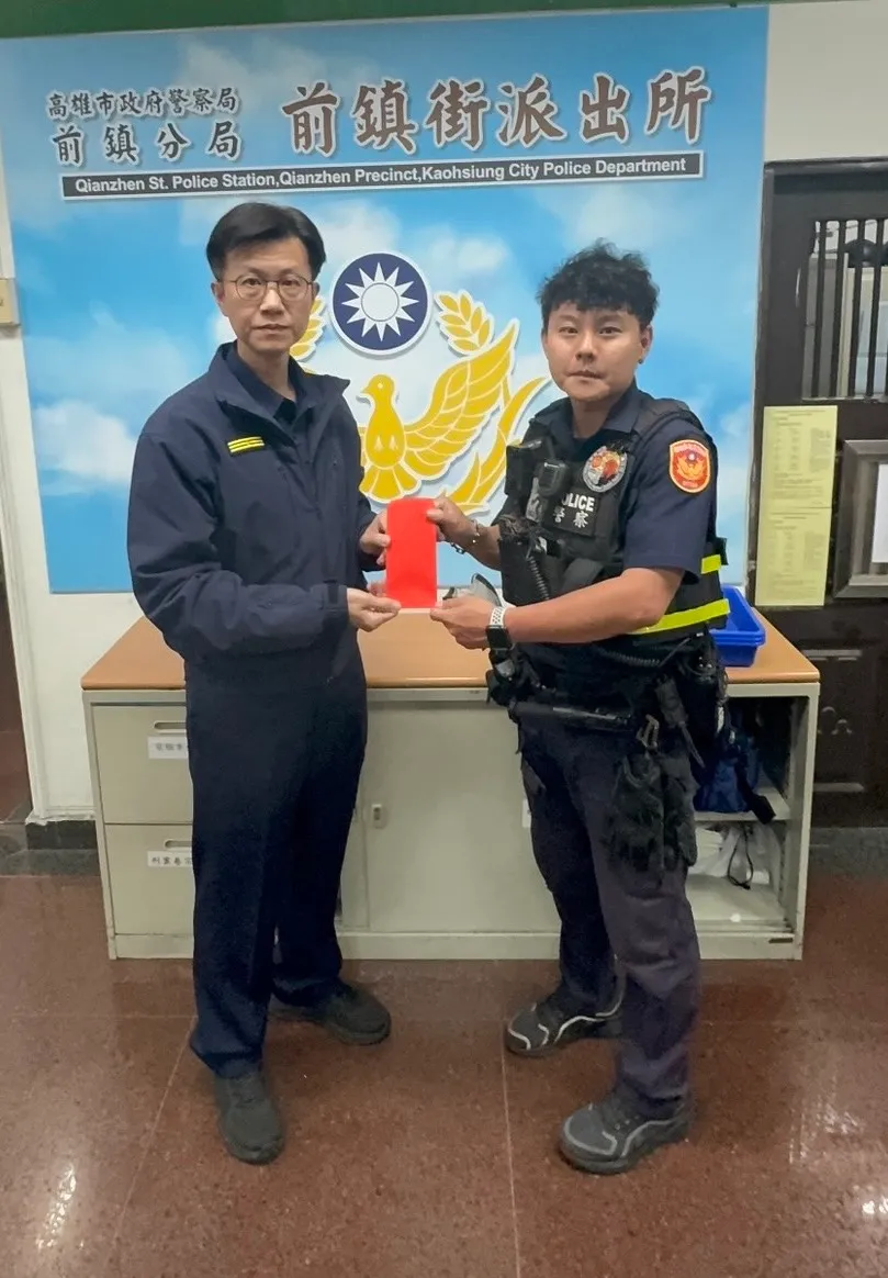 前鎮分局長黃元民表揚李木勝的表現。翻攝畫面