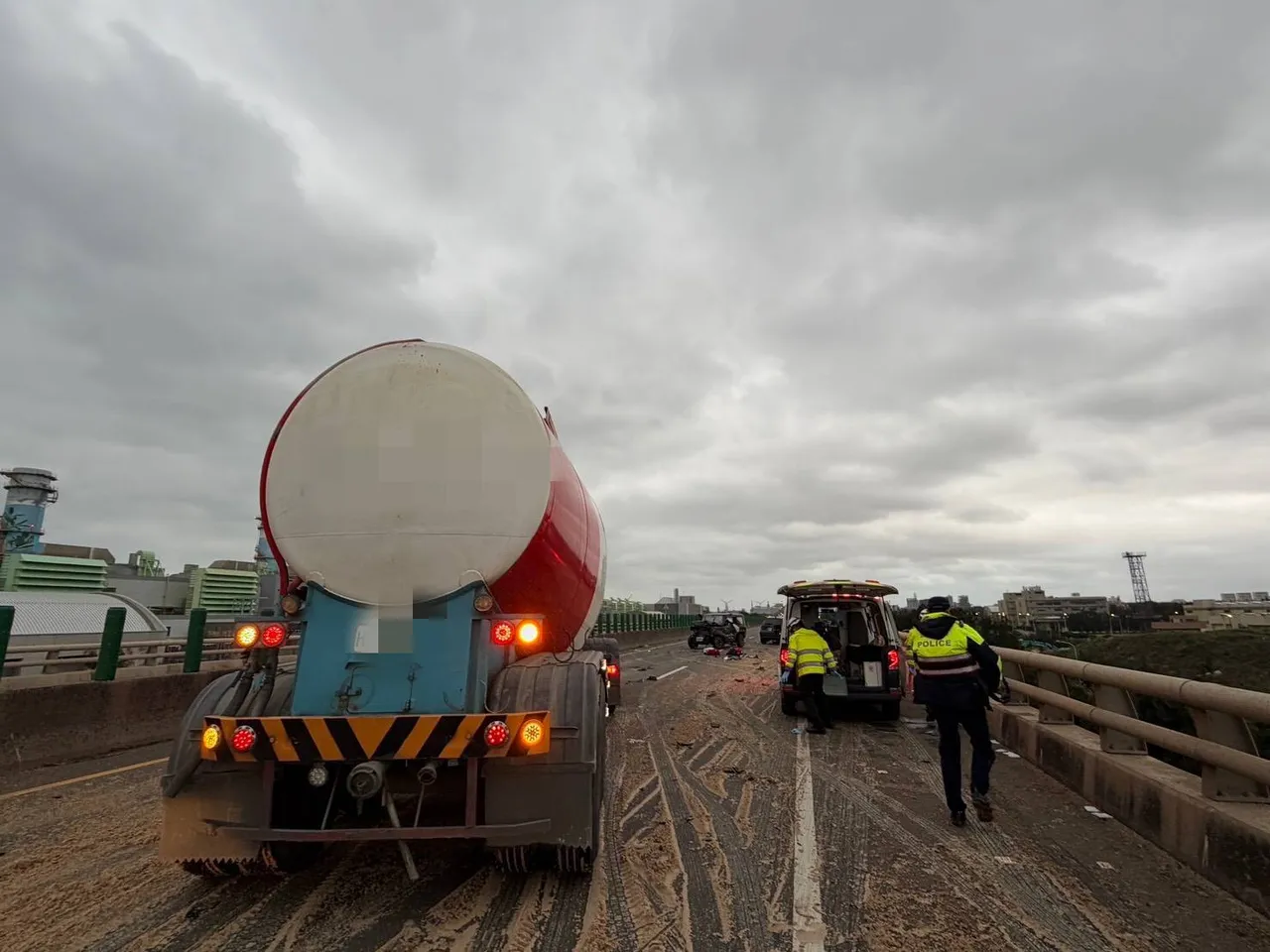台61線43.7公里處今天清晨發生4車追撞事故，造成5人受傷，其中2人無生命跡象。翻攝畫面