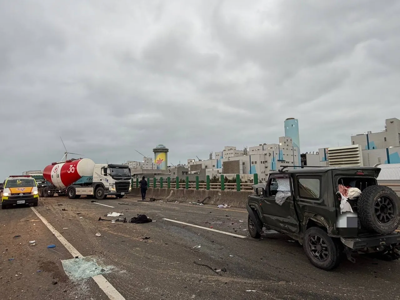 台61線43.7公里處今天清晨發生4車追撞事故，造成5人受傷，其中2人無生命跡象。翻攝畫面