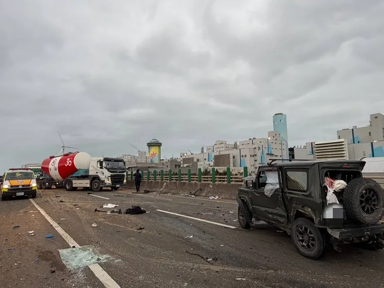 台61線43.7公里處今天清晨發生4車追撞事故，造成5人受傷，其中2人無生命跡象。翻攝畫面