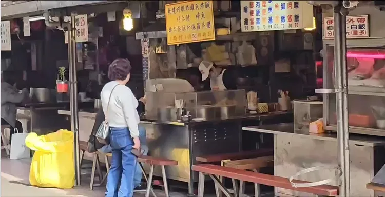 基隆夜市凌晨傳出一起衝突事件。翻攝照片