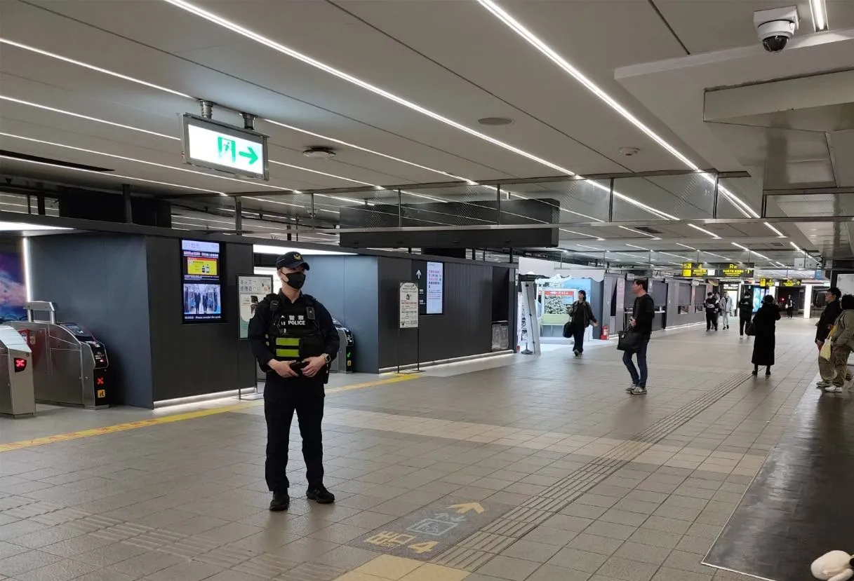 警方於站內進行守望。翻攝畫面
