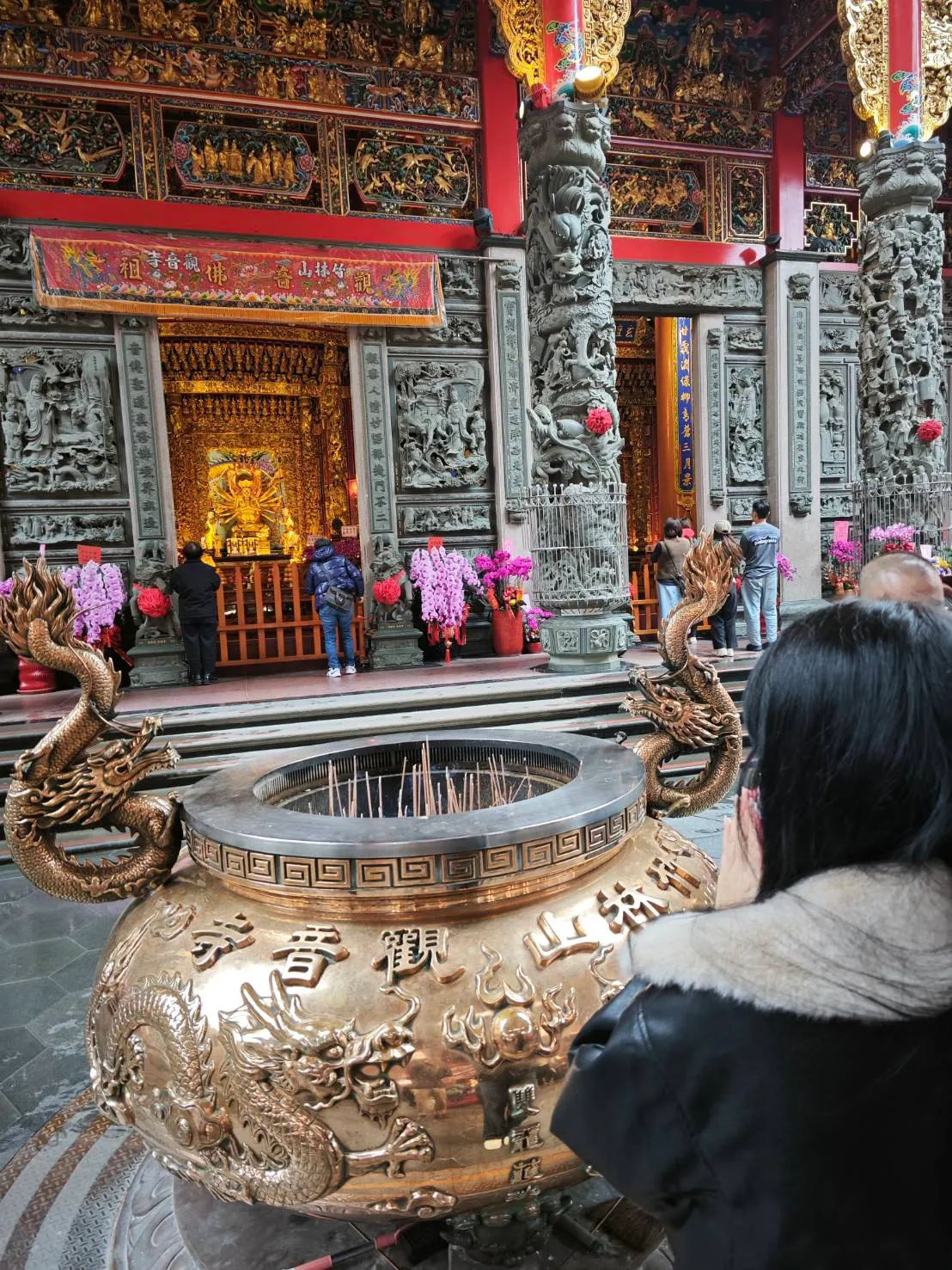 吳中純女兒梅嬿翎今天赴竹林山觀音寺拜拜，祈求觀世音菩薩在天上能好好照顧媽媽。梅聖旻提供