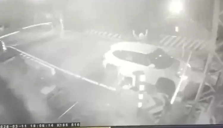 台鐵副站長站在鐵軌上伸長雙手示意停車，但列車仍直直衝過來。