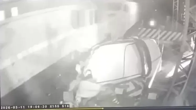 最後，他趕緊跳開，但車尾被火車撞開，車體碎片四散。