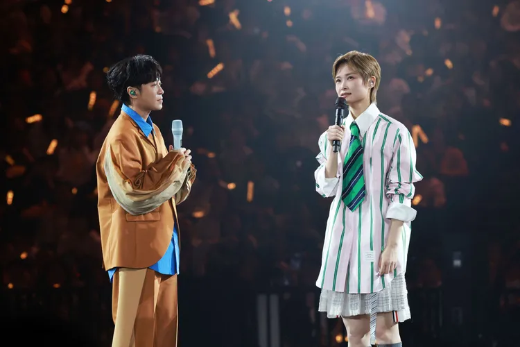 吳青峰力挺好友，連續2晚擔任李宇春嘉賓。哈里坤的狂歡提供