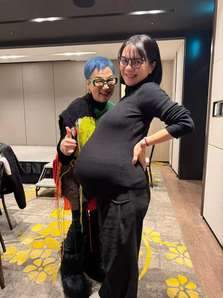 王思涵挺孕肚出席，向前老闆張小燕問候，翻攝李之勤臉書