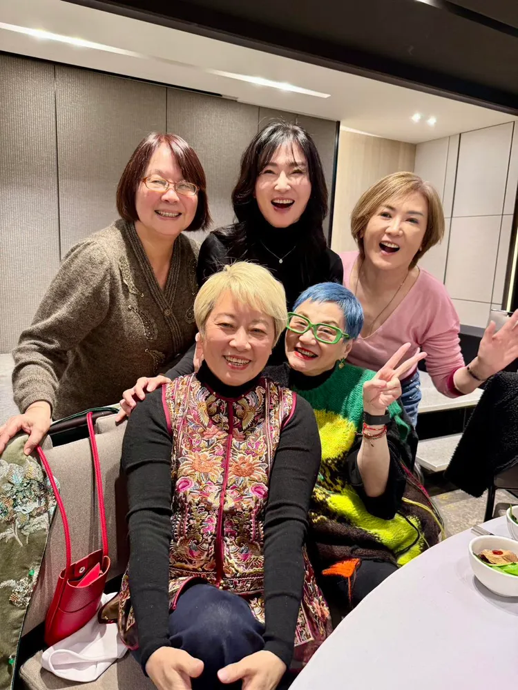 張小燕、姚黛瑋、李之勤等人拍紀念照。翻攝李之勤臉書