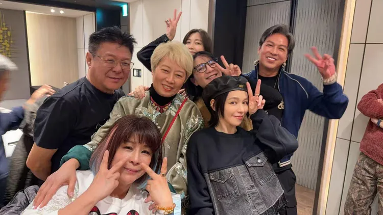 徐若瑄、王海綸、姜育恆、傅薇等人開心合影。翻攝李之勤臉書