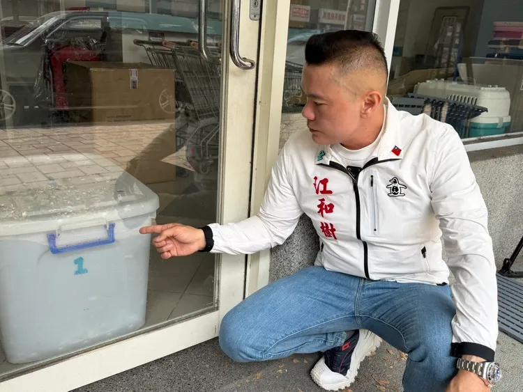 江和樹說，寵物店將小狗關在收納箱內，只在蓋子上打幾個洞，恐造成小狗緊迫生病。江和樹提供