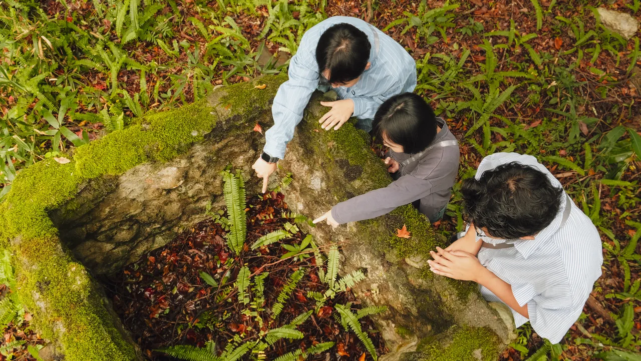太魯閣晶英酒故事員介紹綠水文山步道沿途景點，此為日據時代的儲水槽。太魯閣晶英酒店提供
