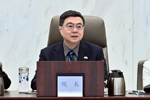 卓榮泰稱「反核不是神主牌」　白營狠酸：不只包機 更會包牌