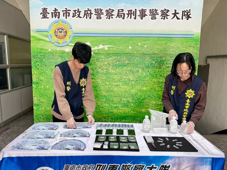 南市刑大偵辦毒品溯源按，在嘉義逮到沈女毒鴛鴦，起出毒品、贓款等證物。民眾提供