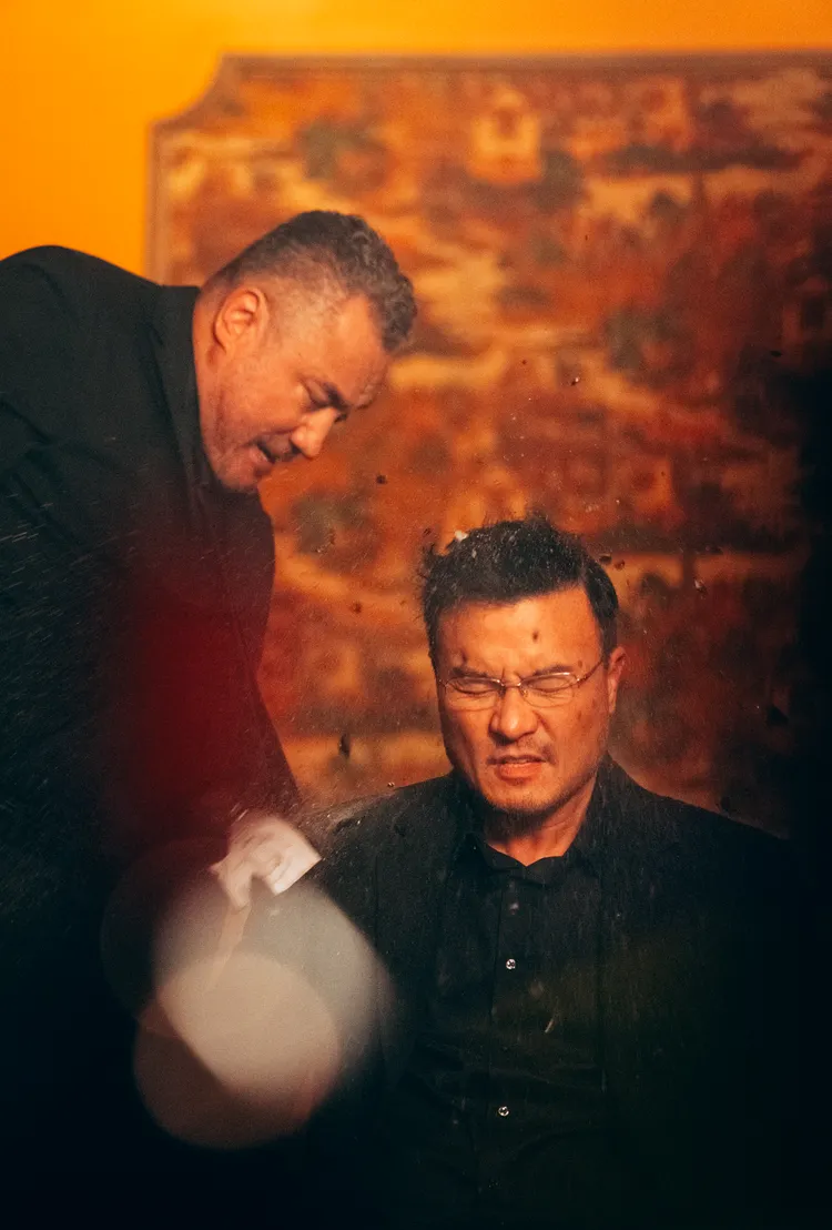 李銘忠（右）第一次參加港製影集拍攝。凱渥提供