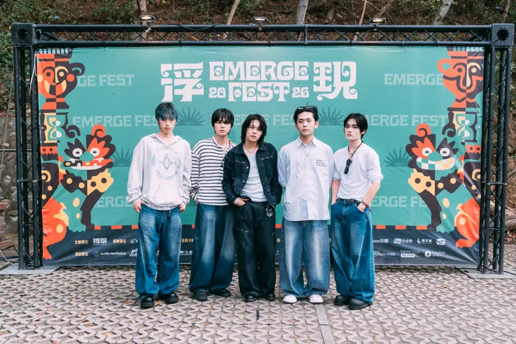 can't be blue由吉他手金采泫（左起）、鍵盤手權多泫、主唱李度勳、鼓手金大勳、貝斯手李輝元組成。浮現祭提供