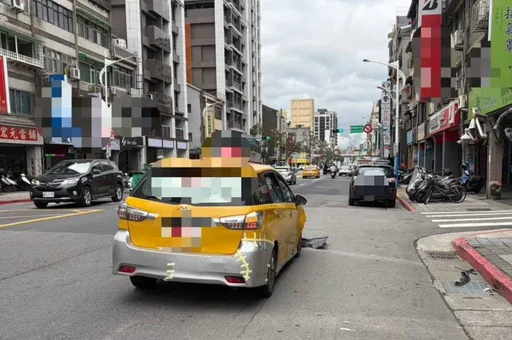 北市小黃高速衝撞騎士影像曝　2男遭撞斷腿！警揭運將是無照駕駛