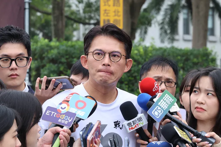 民眾黨主席黃國昌表示，對館長人格有信心。莊宗達攝