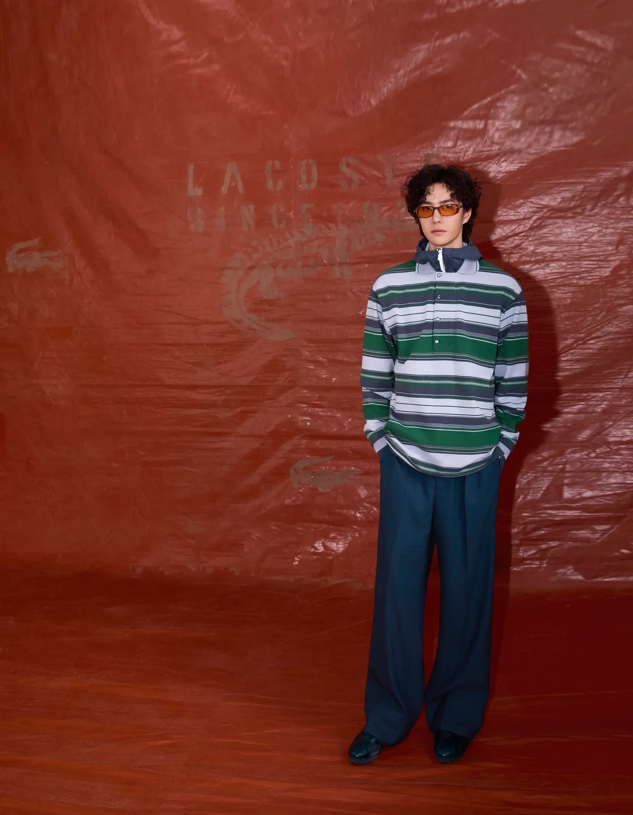 王一博將機能衝鋒衣作為內搭，外罩LACOSTE經典條紋Polo衫。品牌提供