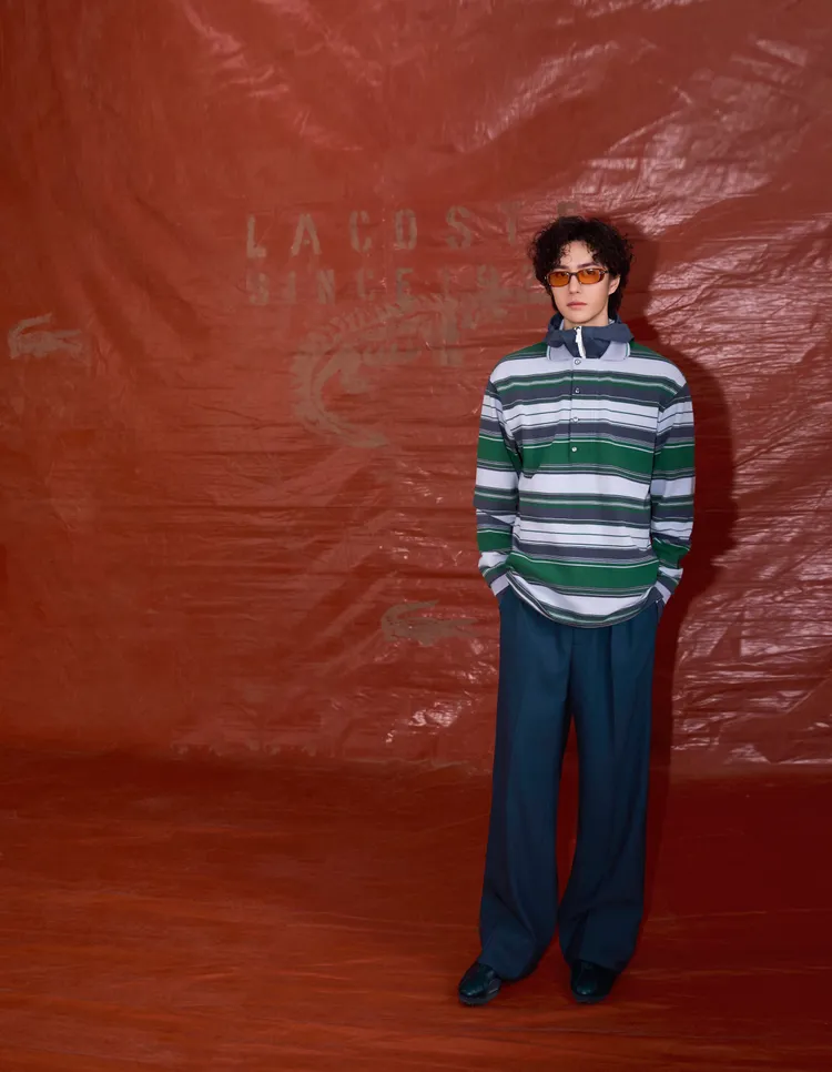 王一博將機能衝鋒衣作為內搭，外罩LACOSTE經典條紋Polo衫。品牌提供