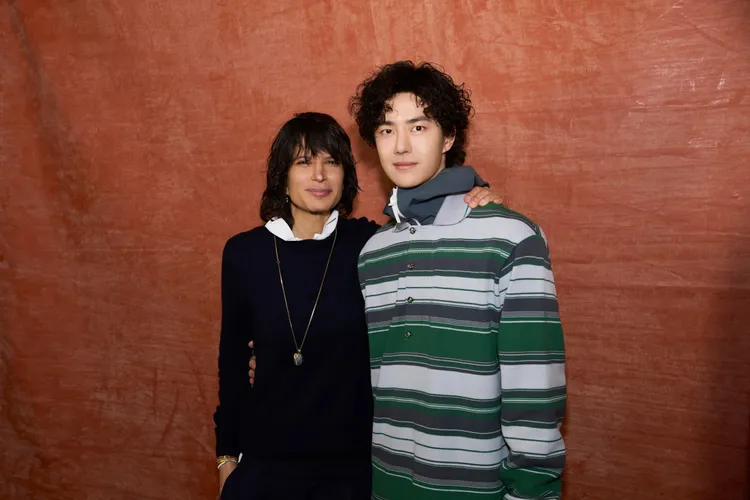 王一博（右）與創意總監PELAGIA（左）合照。品牌提供