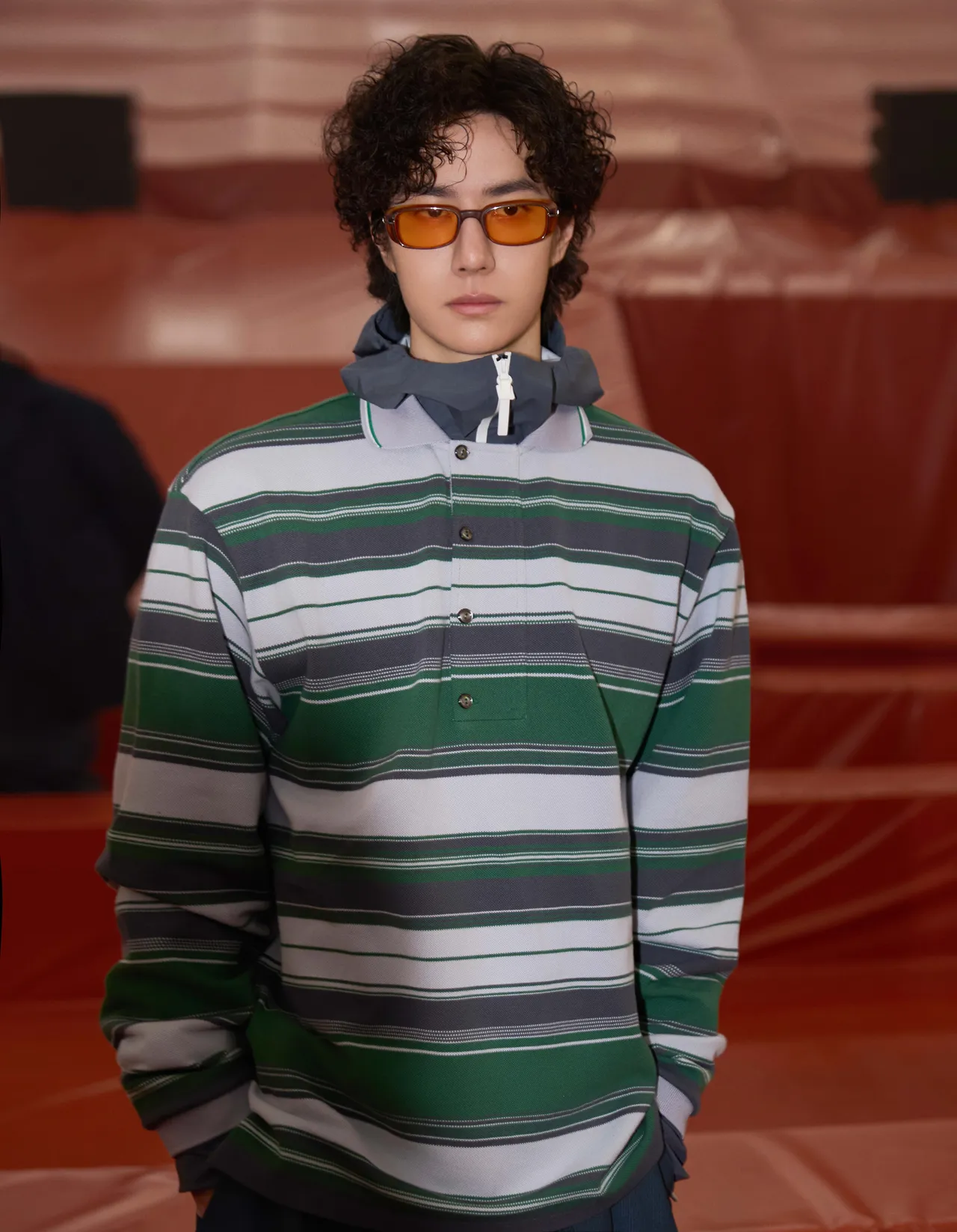 王一博以最新秀款搭配超卷泡麵頭亮相。品牌提供