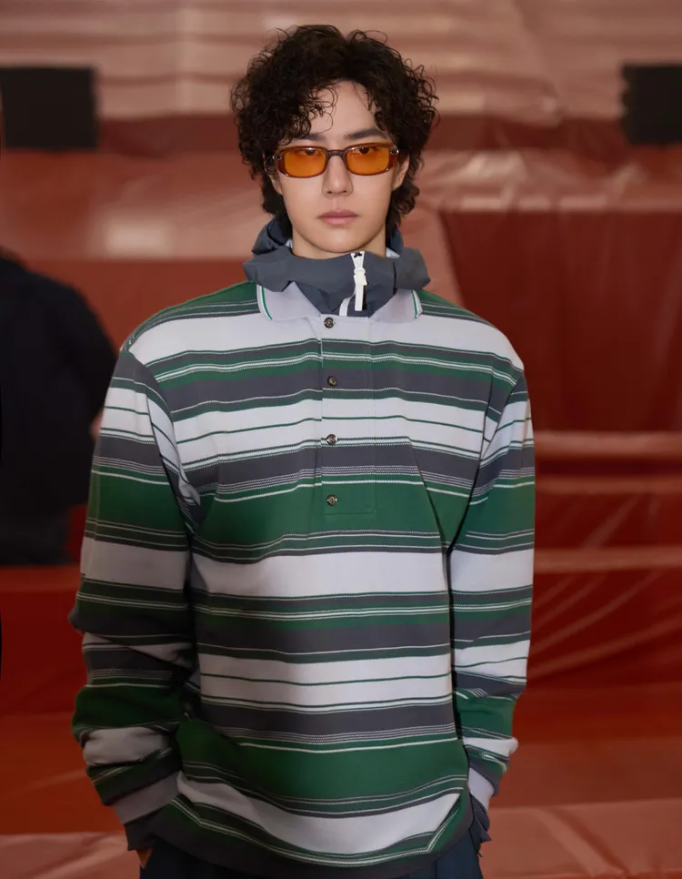 王一博以最新秀款搭配超卷泡麵頭亮相。品牌提供