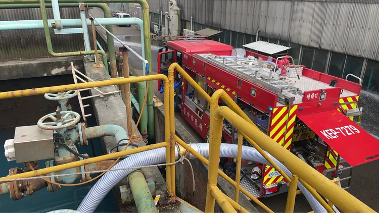 消防人員到場救援，但失聯工人掉落污水槽內已明顯死亡。民眾提供