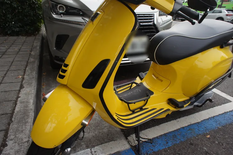 柯男的機車是新車價約18萬元的偉士牌機車，車身、後視鏡都刮傷讓他心疼不已。民眾提供