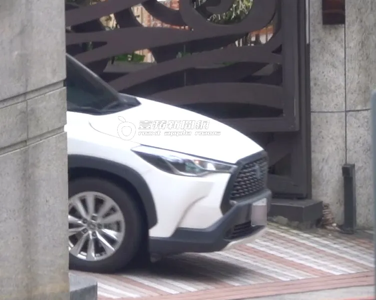 劉怡萱把保時捷借給王定宇開出門上班，3小時後，自己叫多元計程車外出。特勤中心攝