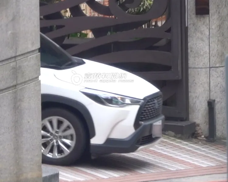 劉怡萱把保時捷借給王定宇開出門上班，3小時後，自己叫多元計程車外出。特勤中心攝