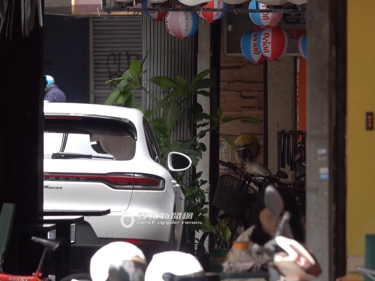 劉怡萱駕車載王定宇在板橋公園街巷內繞好幾圈，臨停多次未下車，副駕王定宇在車內頻回頭察看異狀，十分小心翼翼。特勤中心攝