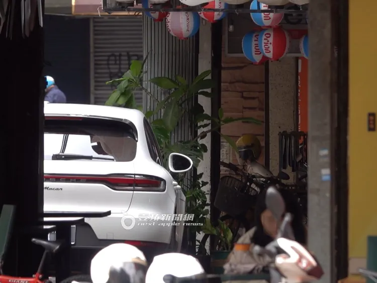 劉怡萱駕車載王定宇在板橋公園街巷內繞好幾圈，臨停多次未下車，副駕王定宇在車內頻回頭察看異狀，十分小心翼翼。特勤中心攝