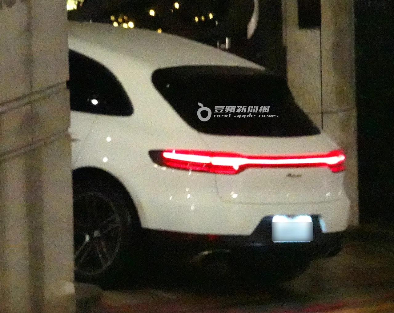 去年12月26日晚間，劉怡萱駕駛保時捷Macan休旅車，載立委王定宇回到香閨。特勤中心攝