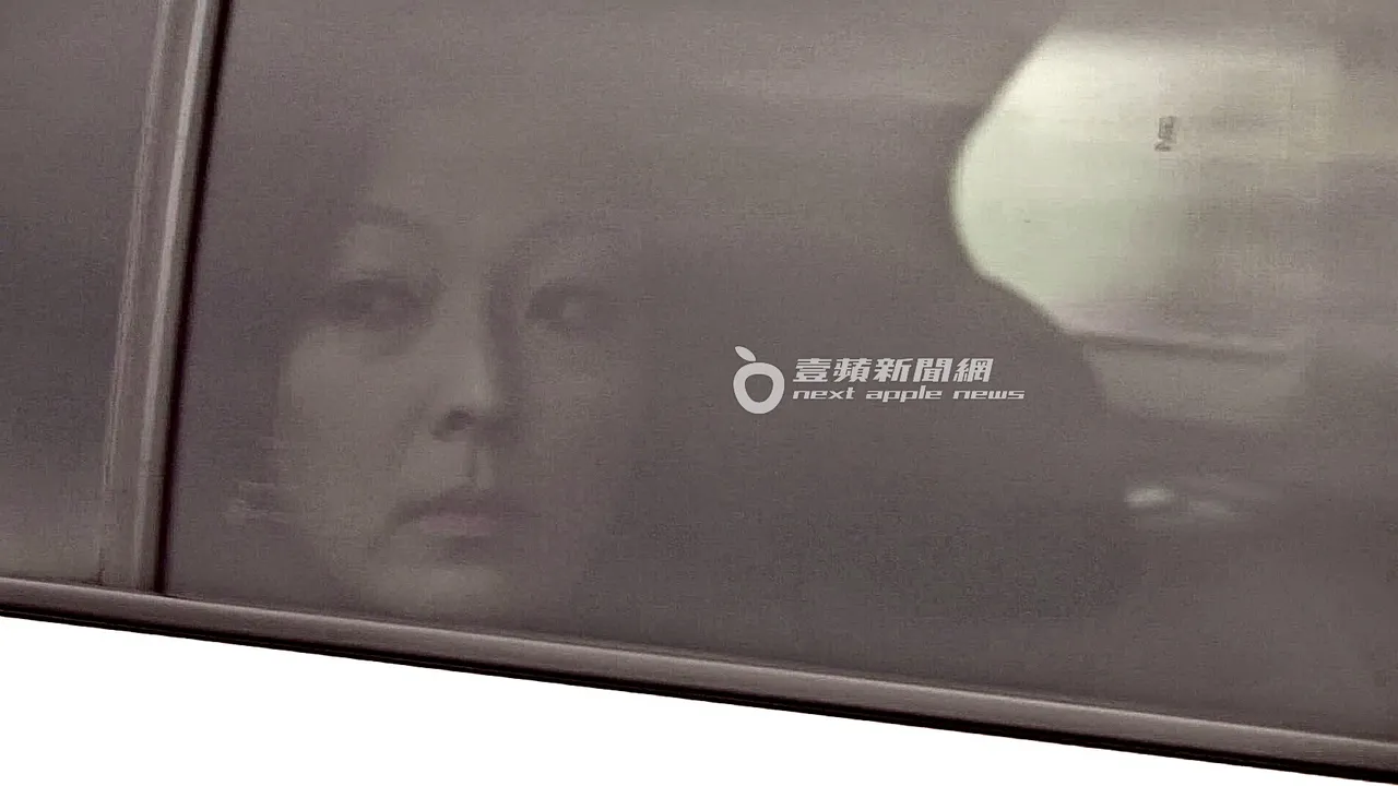 劉怡萱將保時捷Macan休旅車借給王定宇開出門，自己改搭多元計程車出門。特勤中心攝