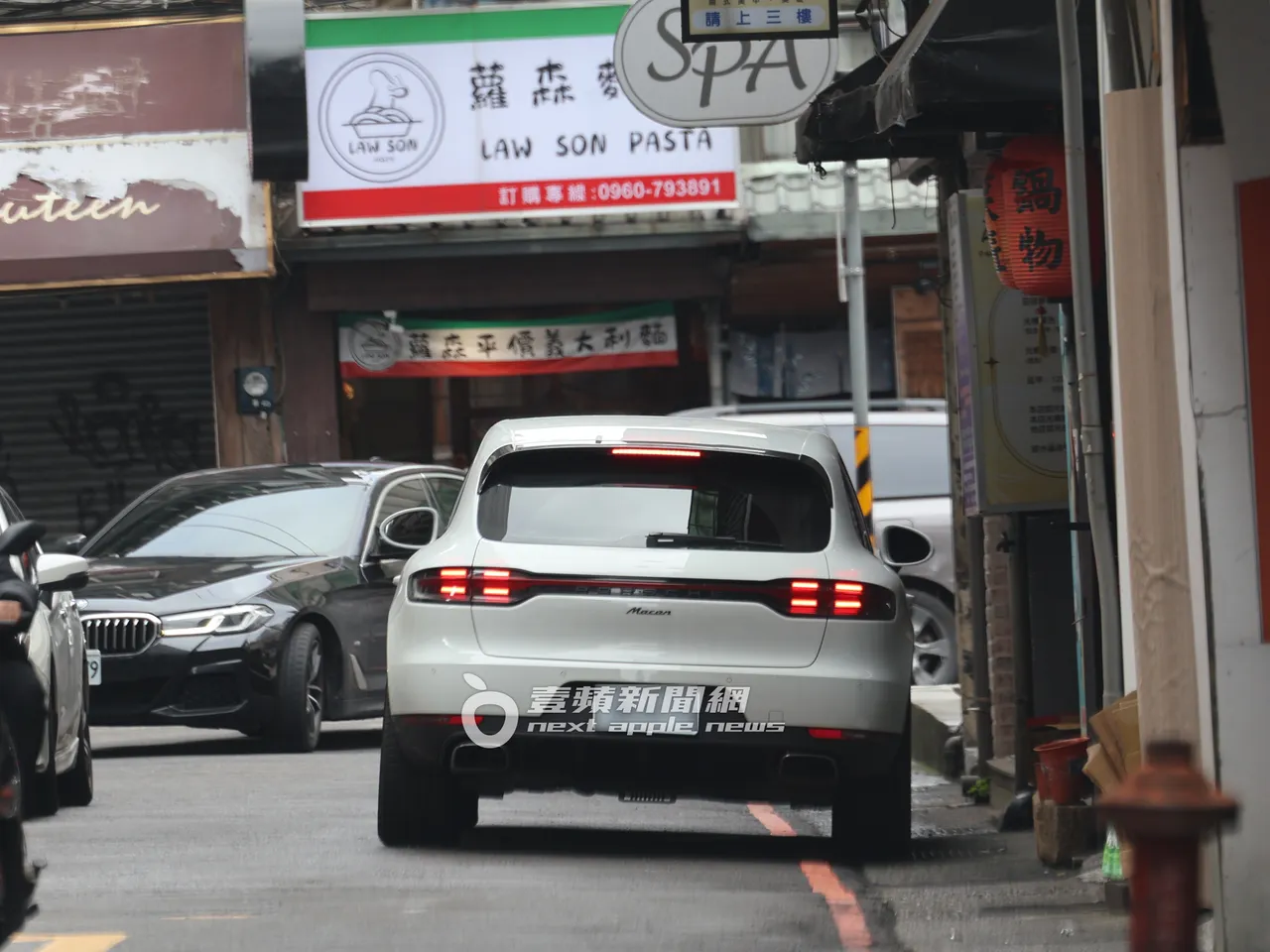 劉怡萱開保時捷載王定宇到板橋公園街，多次違停路邊卻不下車。特勤中心攝