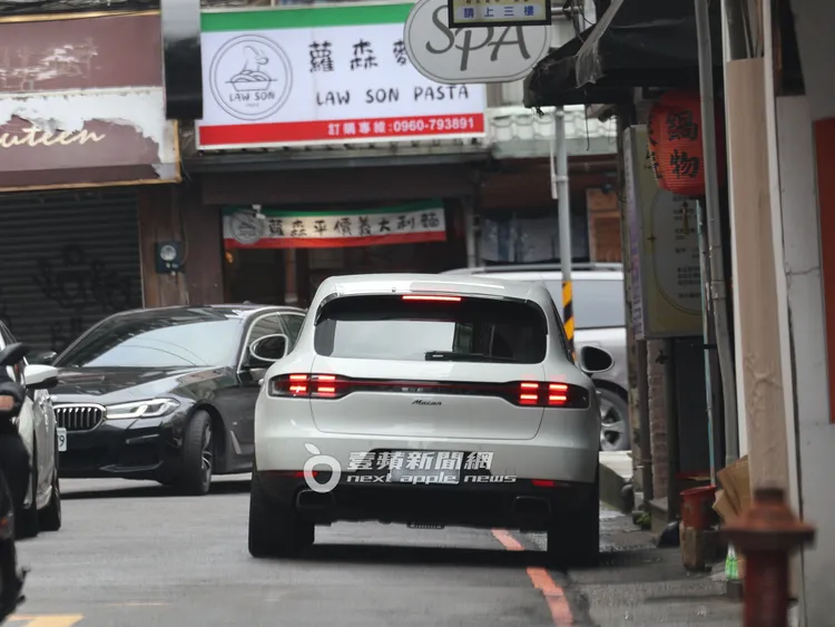 劉怡萱開保時捷載王定宇到板橋公園街，多次違停路邊卻不下車。特勤中心攝