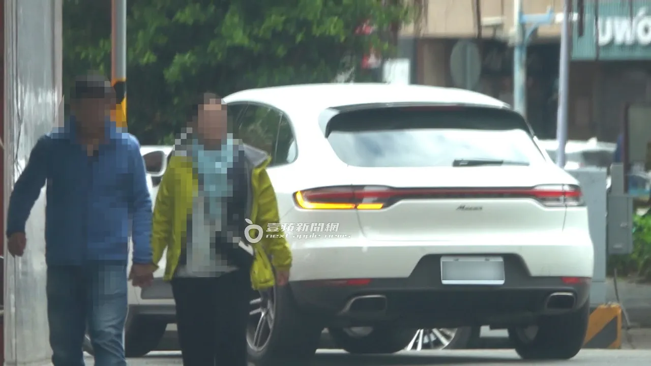 劉怡萱載王定宇發現被跟拍，在板橋公園街單行道逆向行駛左轉，危險駕駛甩車。特勤中心攝