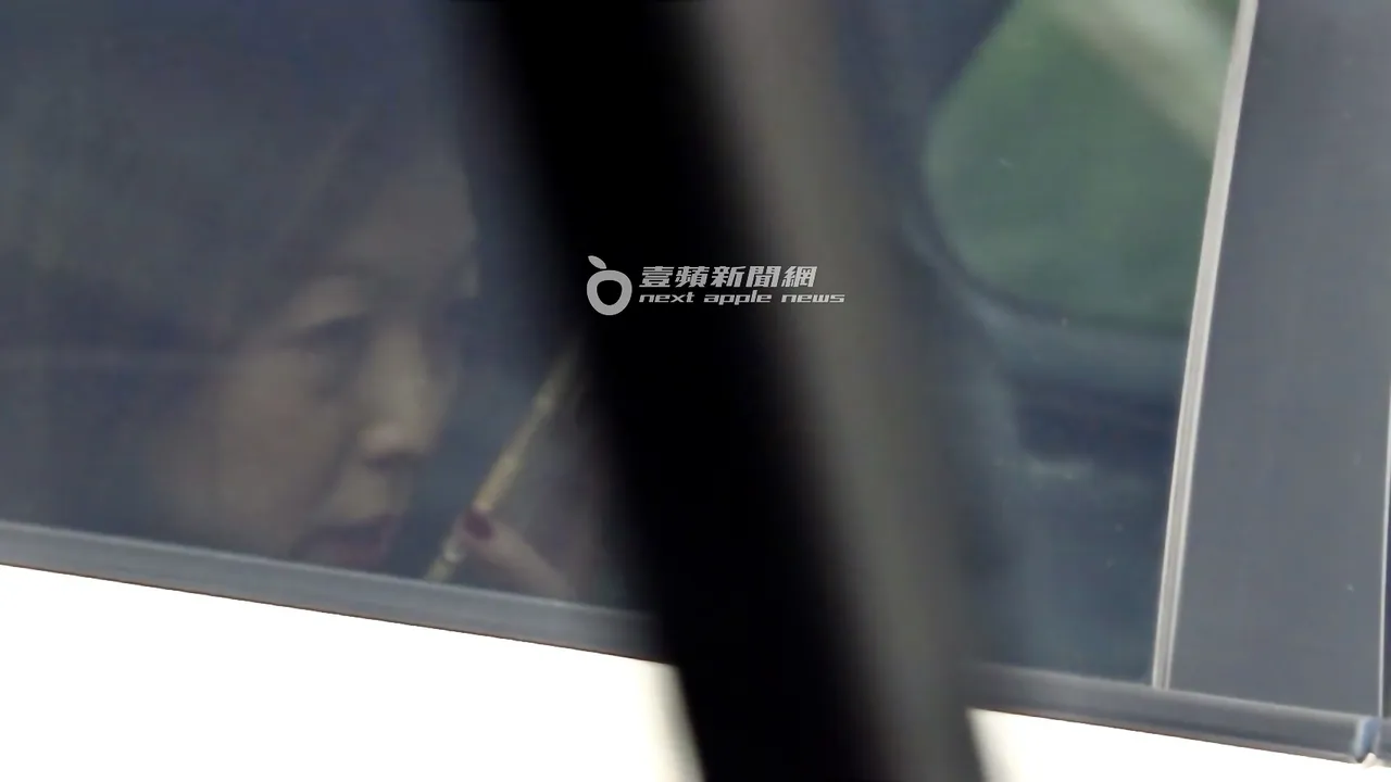 劉怡萱改搭計程車傳語音訊息聊天。特勤中心攝