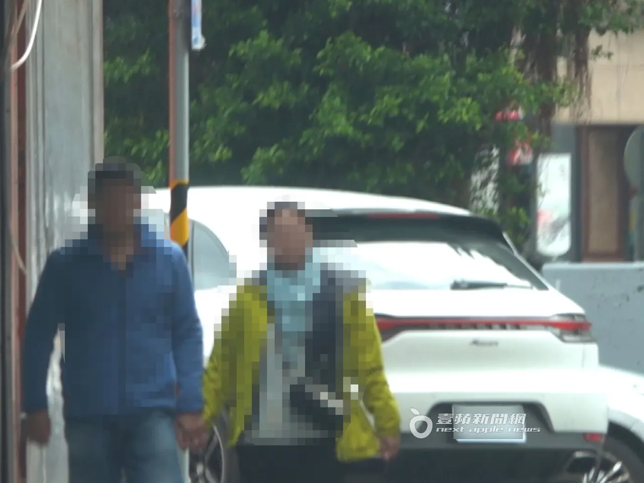 劉怡萱開保時捷載王定宇在板橋直接違規左轉公園街逆向行駛，險些撞到過馬路民眾和順向機車，釀成交通事故。特勤中心攝