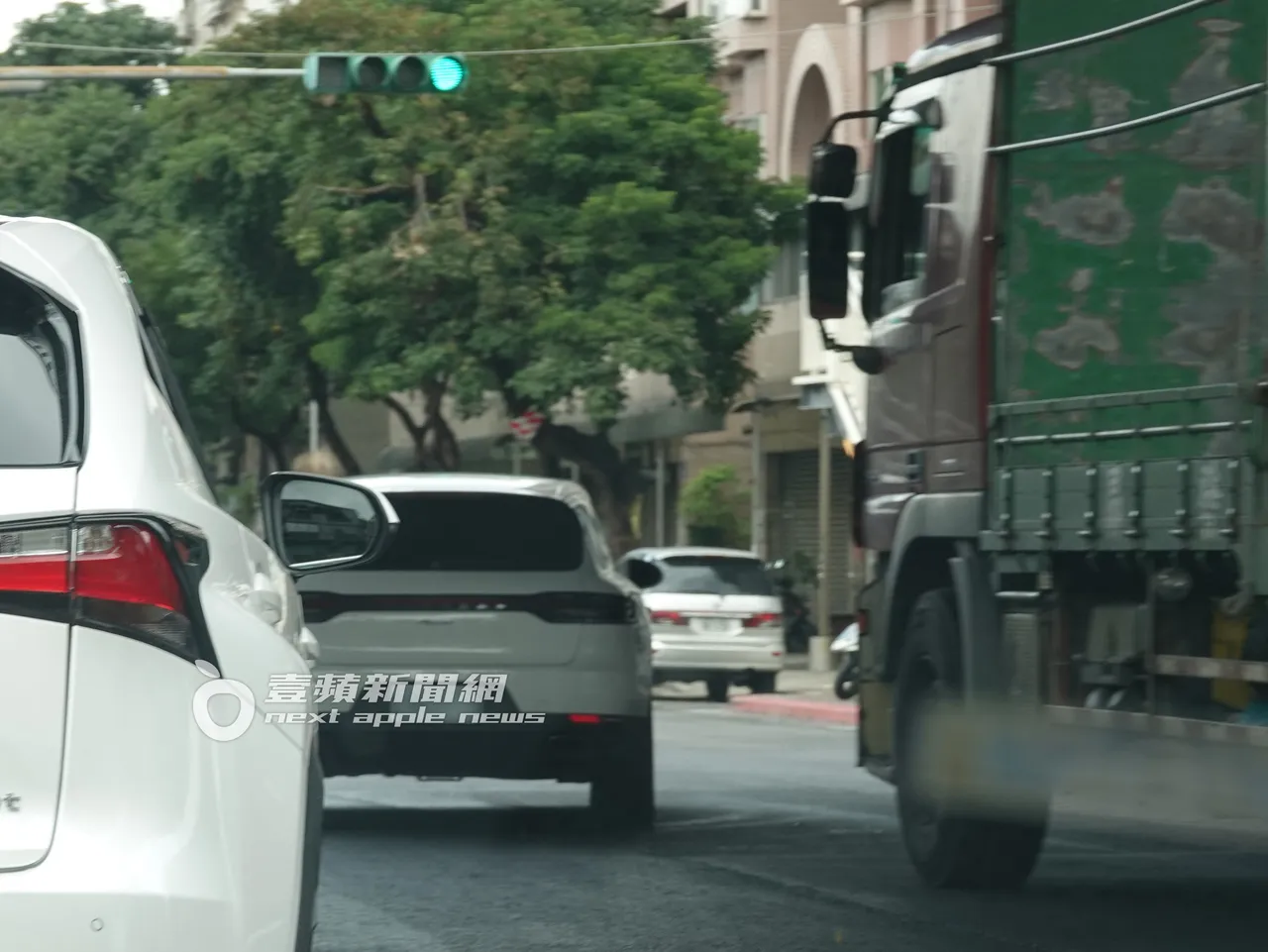 劉怡萱駕保時捷載台南立委王定宇，不但多次繞路、且頻繁變換車道未打方向燈。特勤中心攝