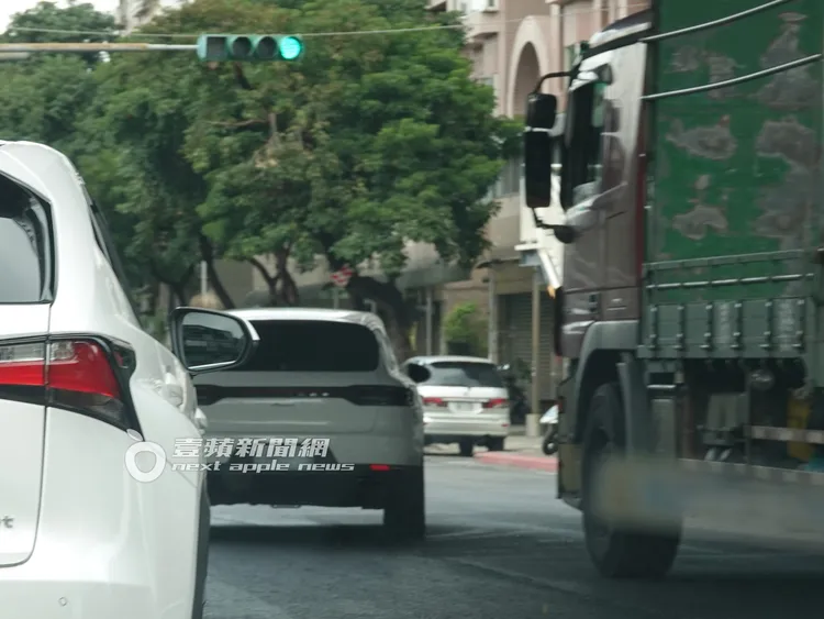 劉怡萱駕保時捷載台南立委王定宇，不但多次繞路、且頻繁變換車道未打方向燈。特勤中心攝