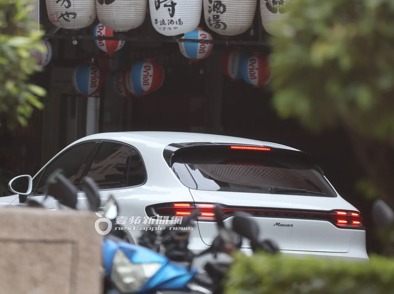 劉怡萱載王定宇停路邊不下車，他頻回頭查看有無異狀，並用手機反拍蒐證。特勤中心攝