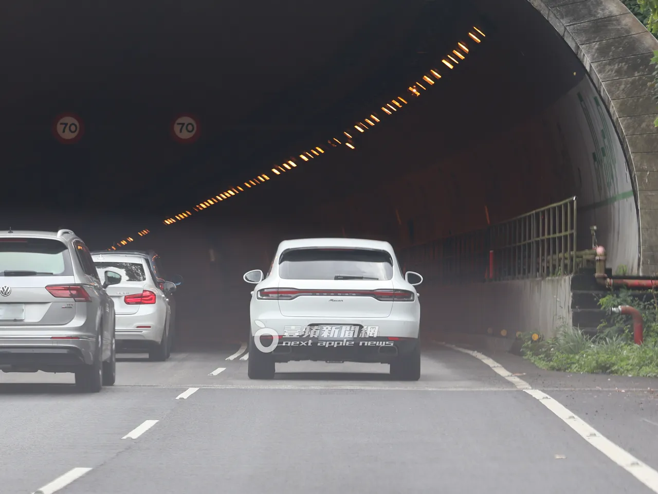 劉怡萱載王定宇上快速道路，繞了很多路才開到板橋。特勤中心攝