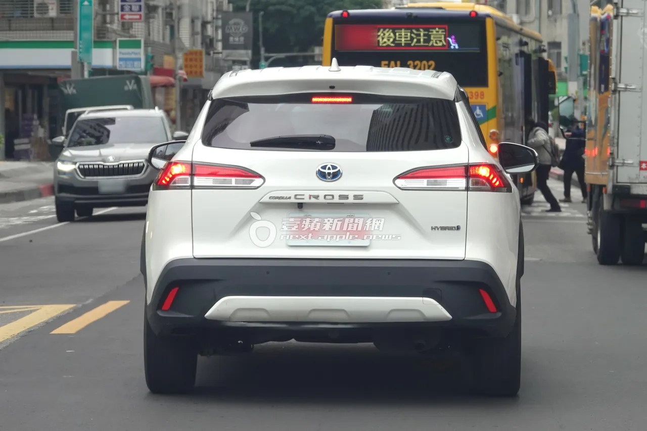 王定宇開保時捷出門，劉怡萱叫多元計程車到內湖洲子街商辦大樓。特勤中心攝