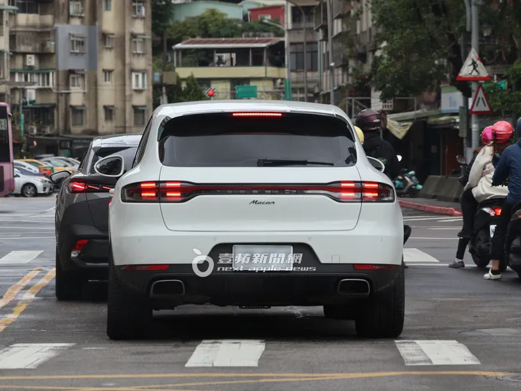 劉怡萱駕駛白色保時捷Macan，載王定宇出門，行駛過程中相當謹慎。特勤中心攝