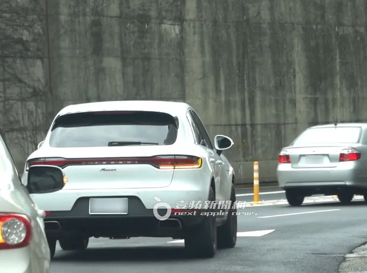 劉怡萱開車載王定宇，車速忽快忽慢，行徑頗為神秘。特勤中心攝