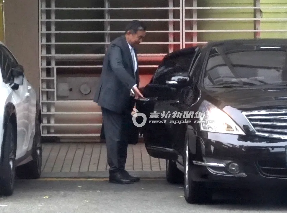 1月21日，王定宇發現跟拍後，從立法院研究室叫公務車接送下班。特勤中心攝